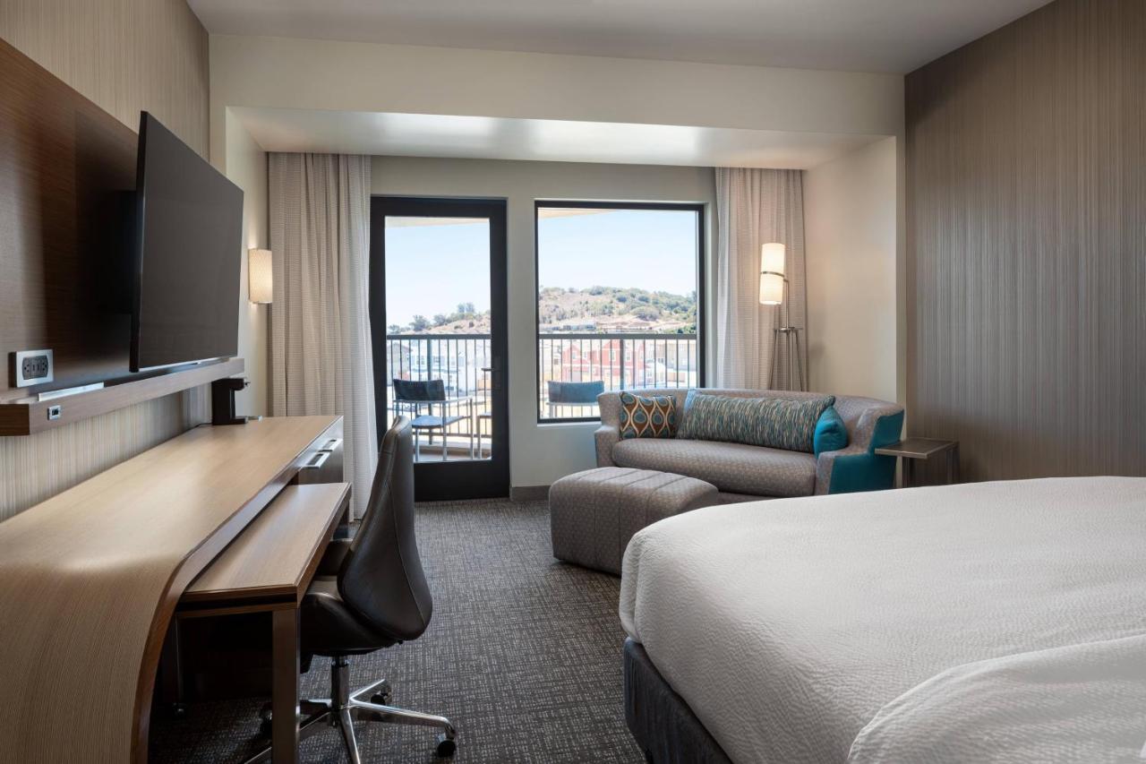 Отель Courtyard By Marriott Petaluma Sonoma County Экстерьер фото