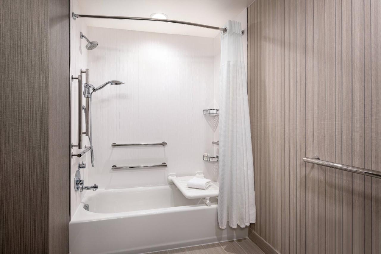 Отель Courtyard By Marriott Petaluma Sonoma County Экстерьер фото