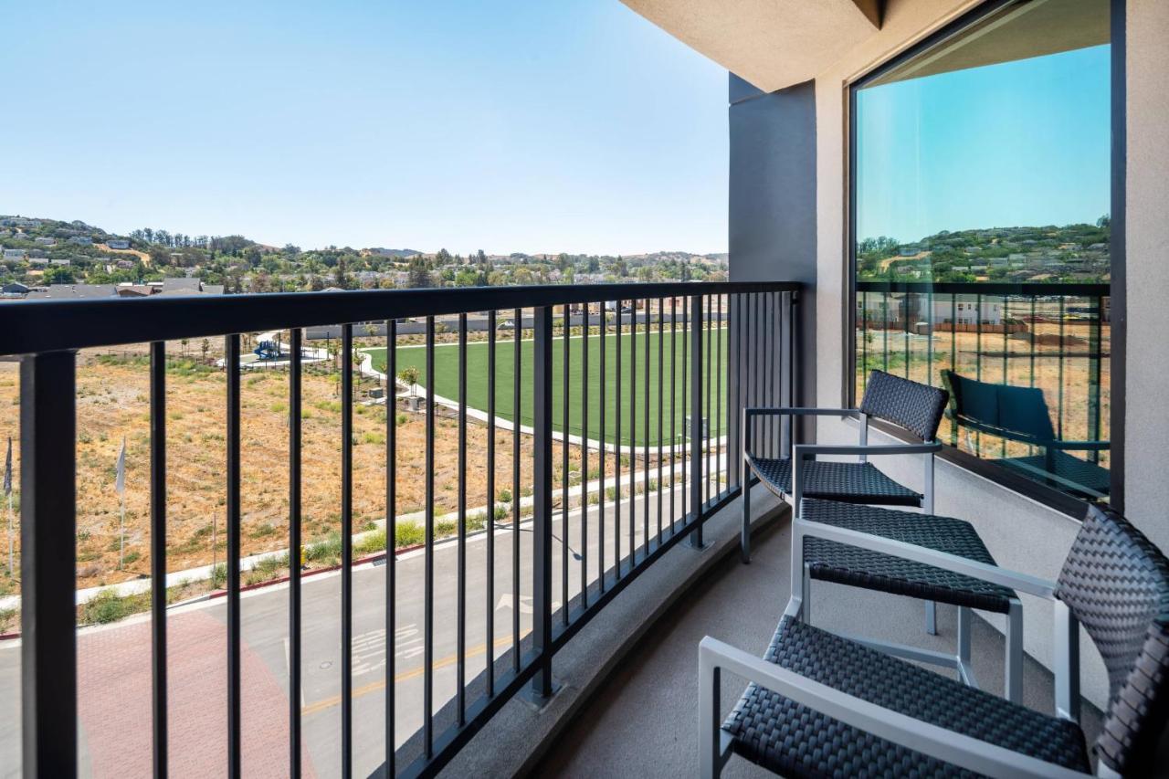 Отель Courtyard By Marriott Petaluma Sonoma County Экстерьер фото