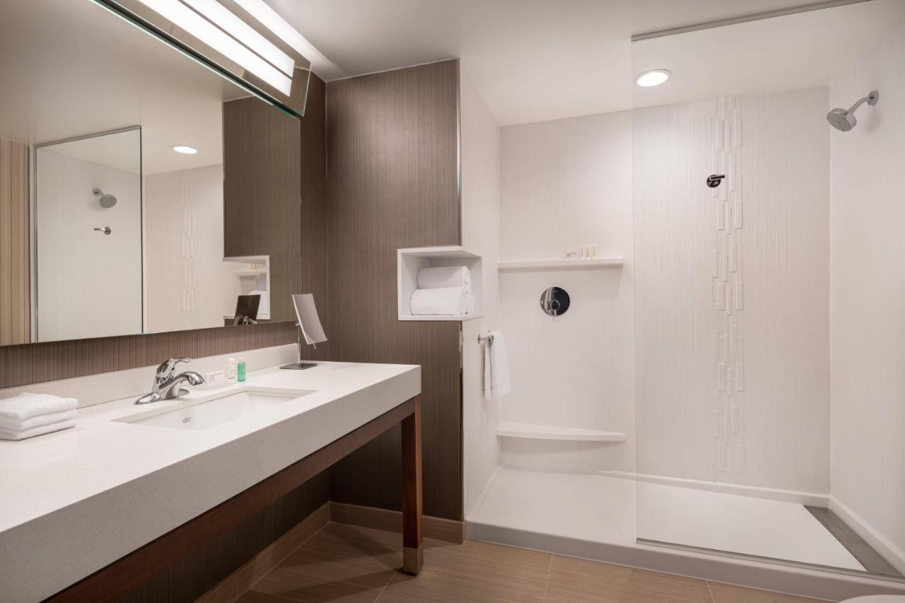Отель Courtyard By Marriott Petaluma Sonoma County Экстерьер фото