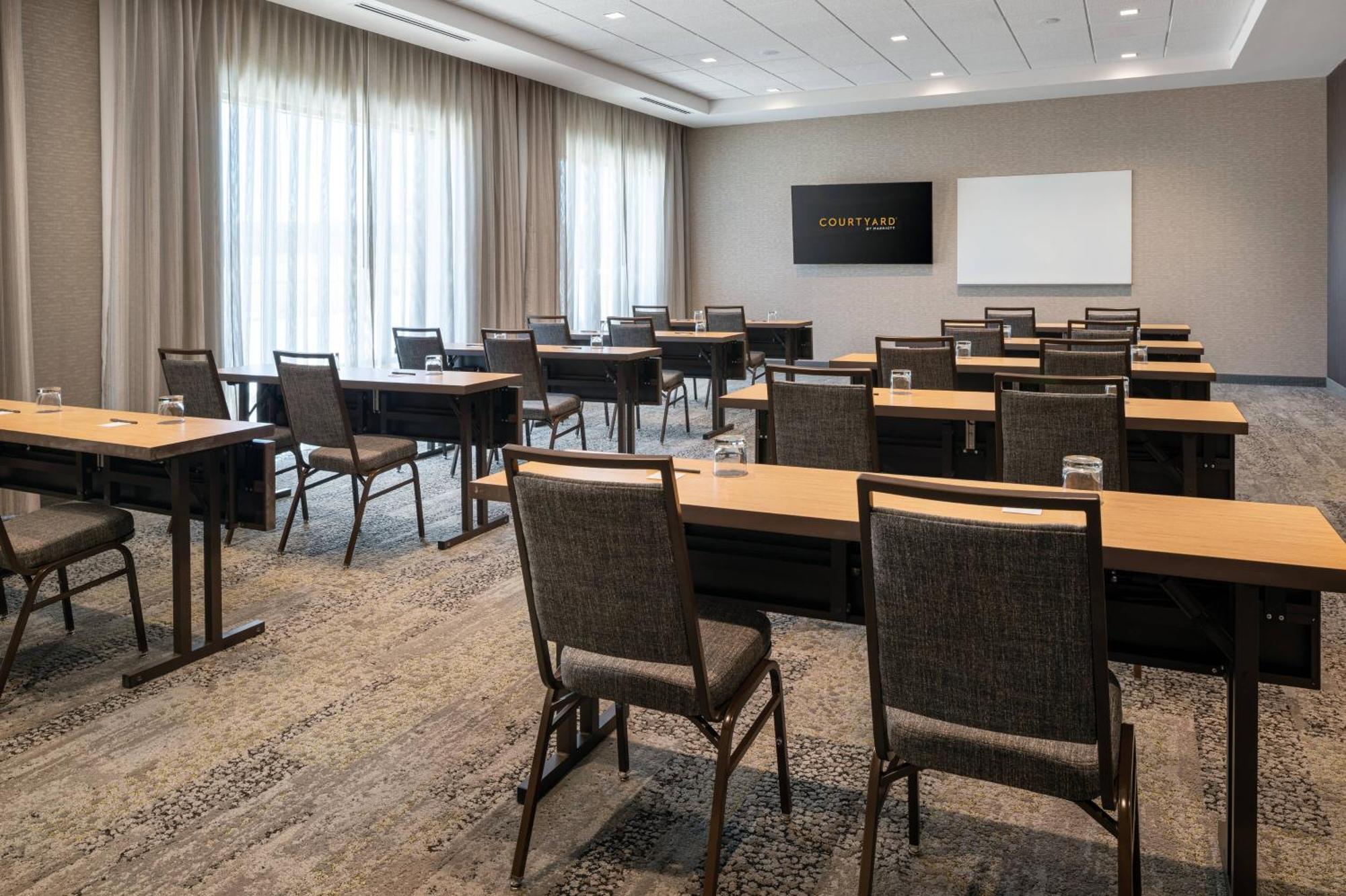 Отель Courtyard By Marriott Petaluma Sonoma County Экстерьер фото