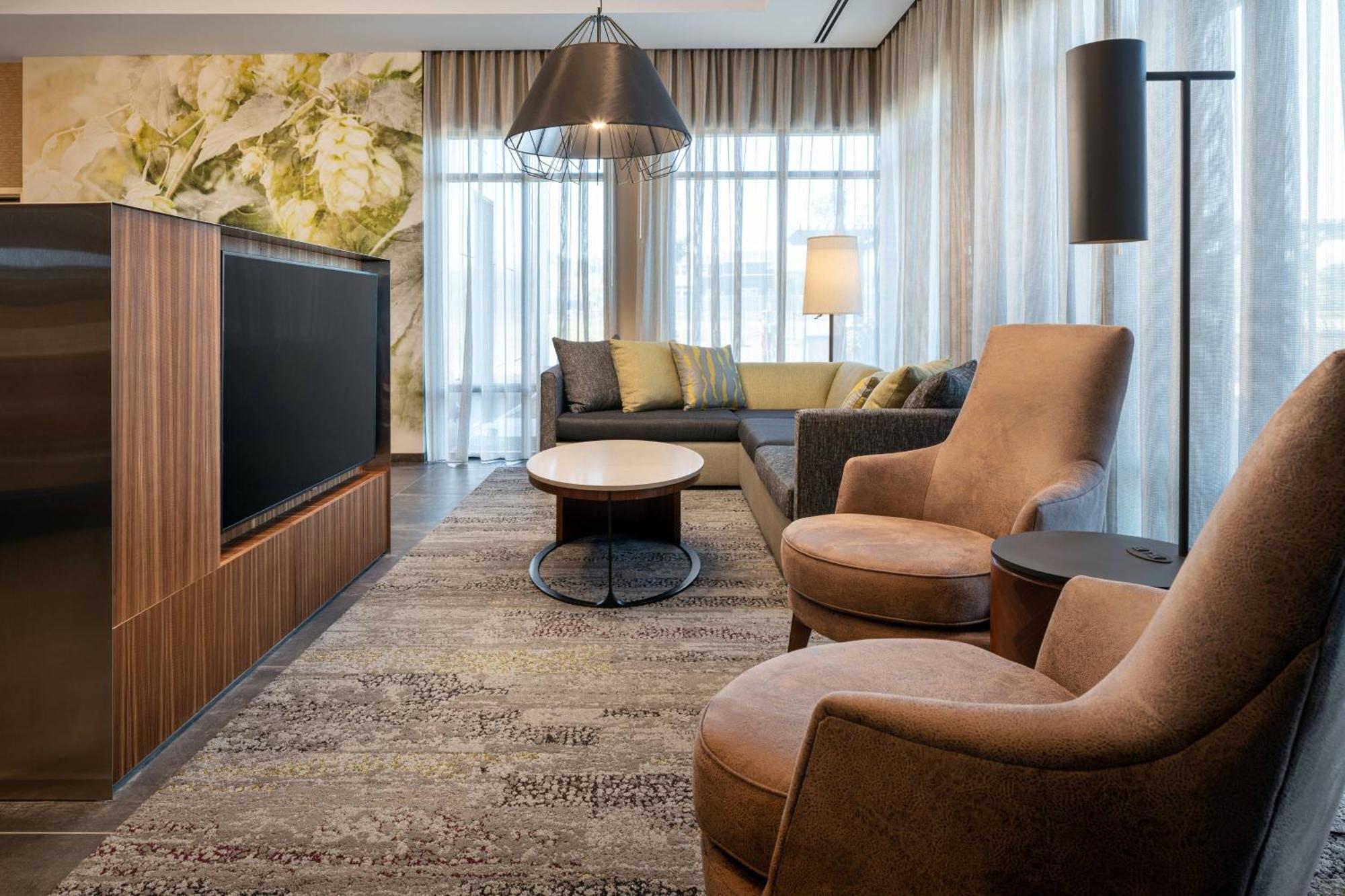 Отель Courtyard By Marriott Petaluma Sonoma County Экстерьер фото