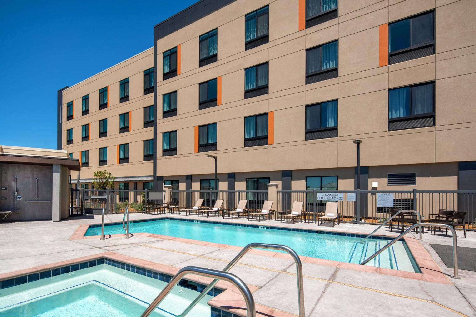 Отель Courtyard By Marriott Petaluma Sonoma County Экстерьер фото