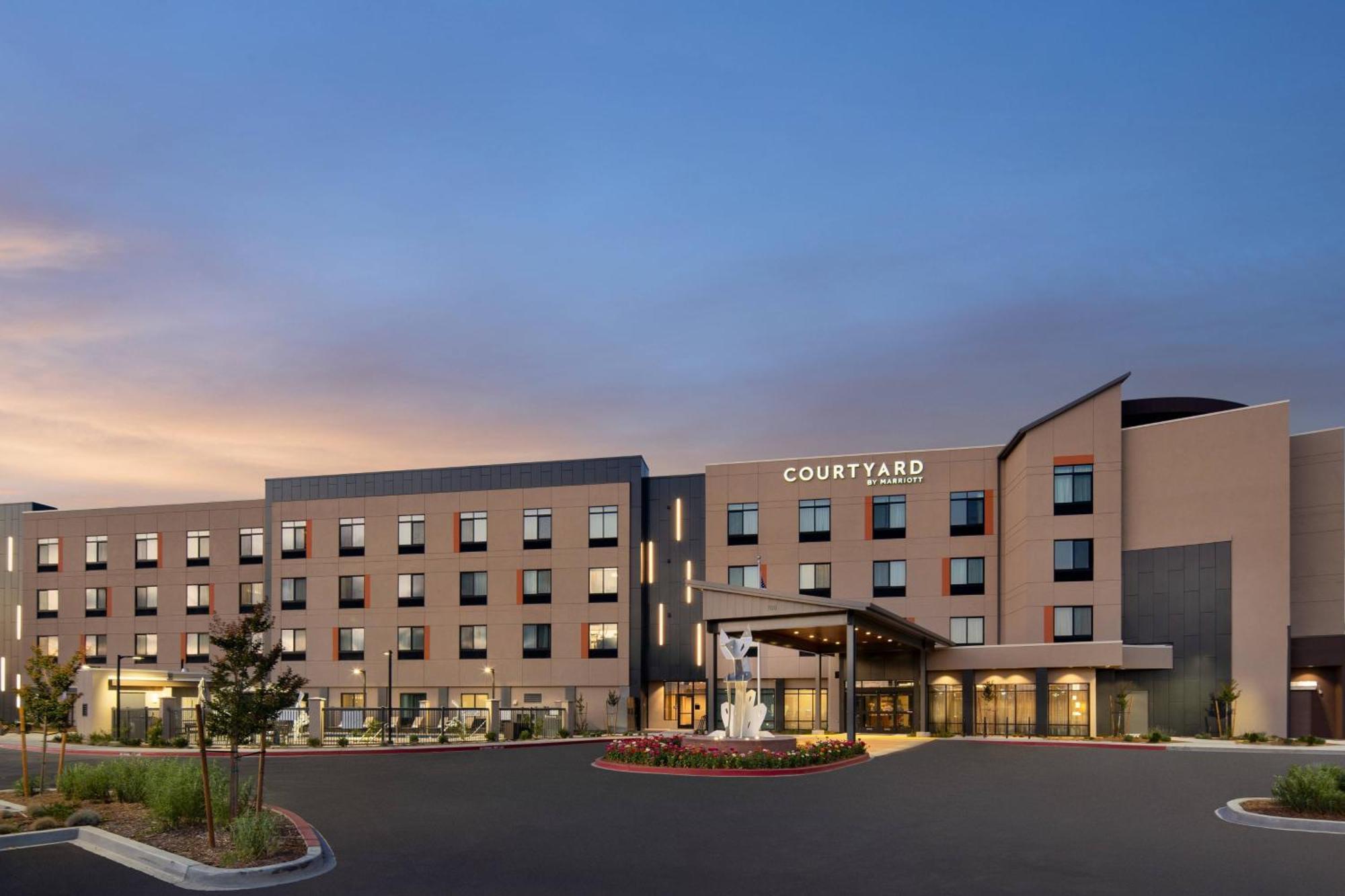 Отель Courtyard By Marriott Petaluma Sonoma County Экстерьер фото